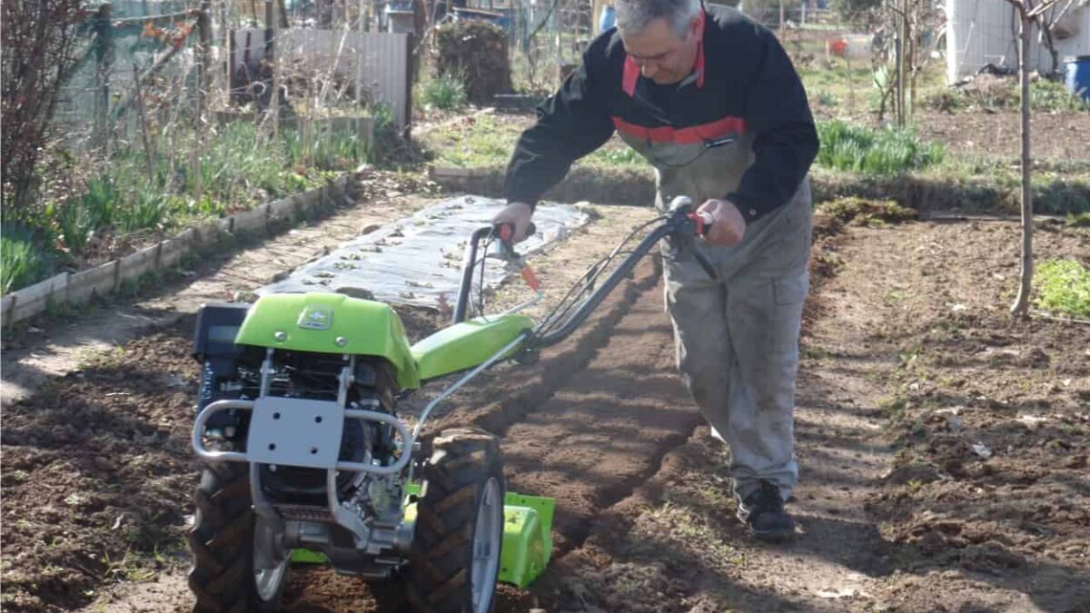 motocoltivatore in fresatura