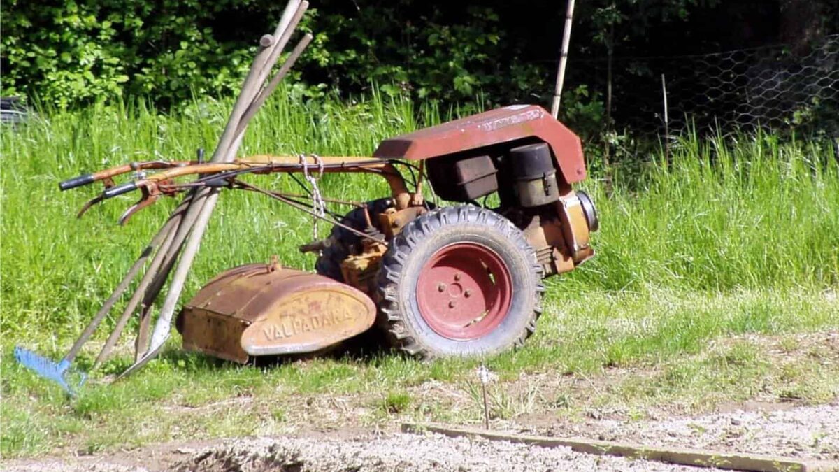 un motocoltivatore con fresa